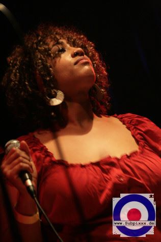 Miss Brandy Butler - The Fonxionaires (CH) Easter Soul Spectacle - McCormacks Ballroom Leipzig 11.04.2009 (13).jpg